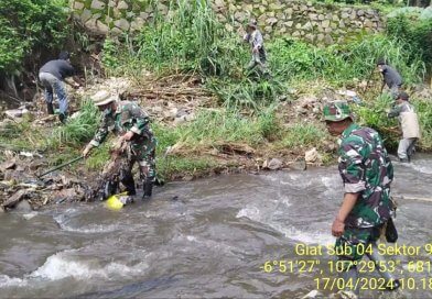 Wilayah Desa Cipeundeuy Aliran Sungai Cihaur Tak Bosan Dibersihkan Sektor 9 Citarum Harum