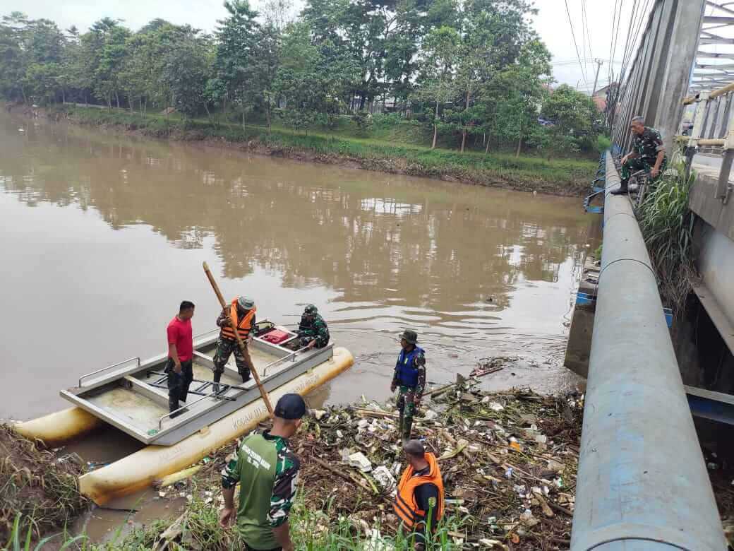 Sektor 7 Citarum Harum Lakukan Pembersihan Sampah Di Bawah Jembatan