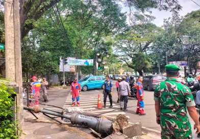 Gercep! Tiang PJU Roboh di Taman Pramuka Tertangani, Lalu Lintas Berangsur Normal