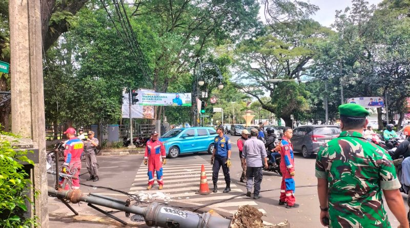 Gercep! Tiang PJU Roboh di Taman Pramuka Tertangani, Lalu Lintas Berangsur Normal
