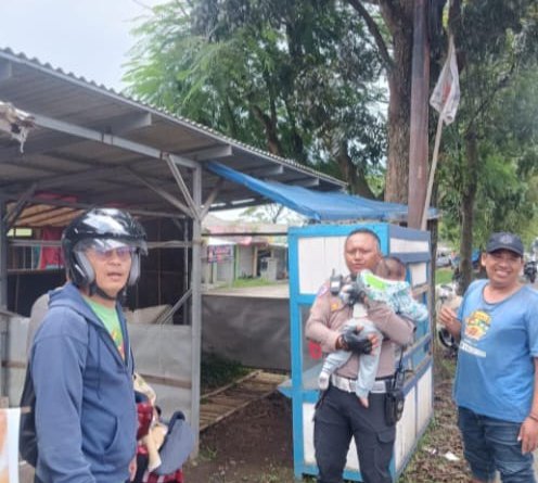Aksi Sigap Anggota satlantas Polres Kuningan, Urai Macet Bantu Ibu Hendak Melahirkan