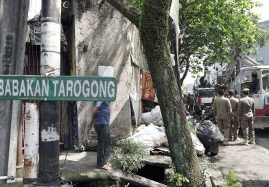 Cegah Banjir Dan Macet Satpol PP Tertibkan Bangli dan PKL di Sukaasih