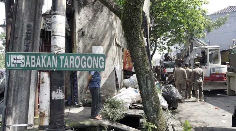 Cegah Banjir Dan Macet Satpol PP Tertibkan Bangli dan PKL di Sukaasih