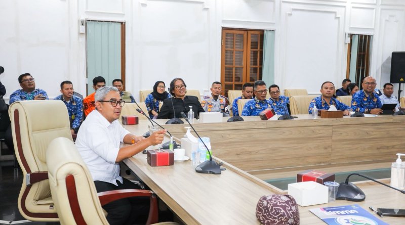 May Day: Kota Bandung Rayakan dengan Jalan Sehat, Pasar Murah, hingga Layanan Publik