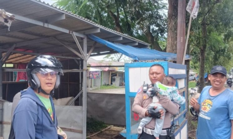 Aksi Sigap Anggota satlantas Polres Kuningan, Urai Macet Bantu Ibu Hendak Melahirkan