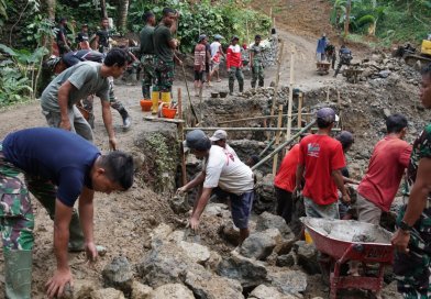 Di Tengah Terik dan Debu, Satgas TMMD Kodim Purbalingga Bangun Harapan Warga Lewat Jembatan Desa