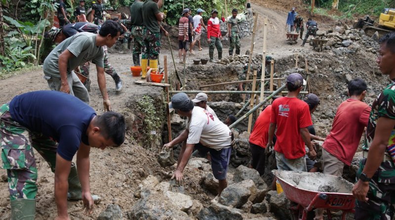 Di Tengah Terik dan Debu, Satgas TMMD Kodim Purbalingga Bangun Harapan Warga Lewat Jembatan Desa