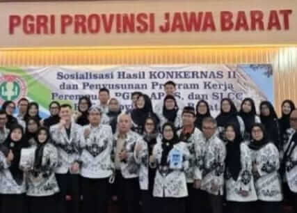 PGRI Jawa Barat menggelar kegiatan Sosialisasikan Hasil kongres kerja nasional ke II .