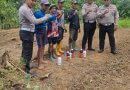 SAT LANTAS POLRES KUNINGAN MEMBERKAN CAIRAN PEMBASMI RUMPUT KEPADA KELOMPOK TANI DESA CIBULAN KECAMATAN CIDAHU DALAM RANGKA PENANAMAN JAGUNG SEBAGAI IMPLEMENTASI KETAHANAN PANGAN NASIONAL