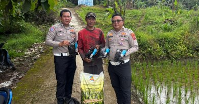 Dukung Program Swasembada Pangan Polres Kuningan Berikan Bibit Jagung Pada Petani