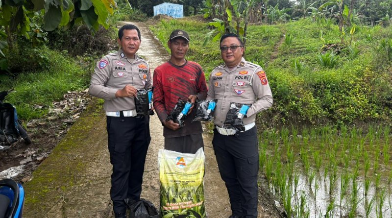 Dukung Program Swasembada Pangan Polres Kuningan Berikan Bibit Jagung Pada Petani