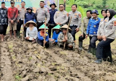 SAT LANTAS POLRES KUNINGAN BERSAMA KELOMPOK TANI DESA CIBULAN OLAH LAHAN UNTUK PROGRAM KETAHANAN PANGAN 2026