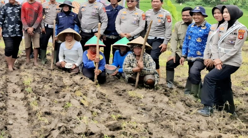 SAT LANTAS POLRES KUNINGAN BERSAMA KELOMPOK TANI DESA CIBULAN OLAH LAHAN UNTUK PROGRAM KETAHANAN PANGAN 2026