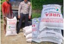 ​Dukung Ketahanan Pangan, Satlantas Polres Kuningan Berikan Bantuan Pupuk bagi Petani Desa Cibulan