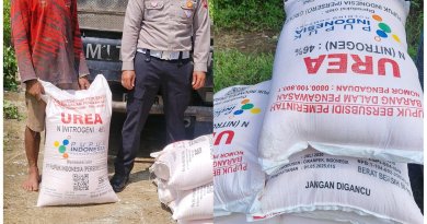​Dukung Ketahanan Pangan, Satlantas Polres Kuningan Berikan Bantuan Pupuk bagi Petani Desa Cibulan
