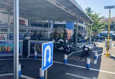 Satpas Polrestabes Bandung memperkuat sistem Pelayanan SIM dengan memperketat akses masuk ke area pelayanan