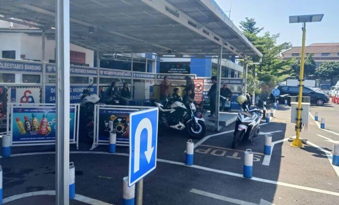 Satpas Polrestabes Bandung memperkuat sistem Pelayanan SIM dengan memperketat akses masuk ke area pelayanan