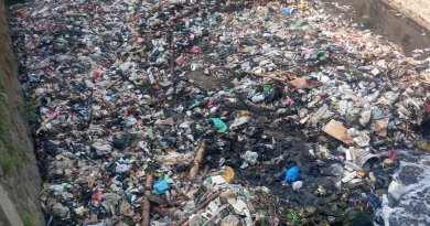 Tumpukan sampah menutupi aliran sungai Cikendal Cigondewah Kaler