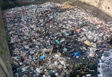Tumpukan sampah menutupi aliran sungai Cikendal Cigondewah Kaler