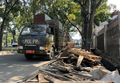Pemkot Bandung Tertibkan 57 Bangunan Liar di Jalan Ibrahim Adjie