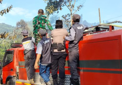 Babinsa Kodim 0605/Subang Bantu Padamkan Kebakaran Lahan Kosong di Subang