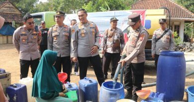 Polres Kuningan Salurkan Air Bersih dan Pengobatan Gratis di Cihanjaro