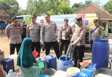 Polres Kuningan Salurkan Air Bersih dan Pengobatan Gratis di Cihanjaro