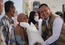 Dirut BULOG Bersama Wakil Ketua DPR RI Tinjau Penyaluran Bantuan Pangan di Karawang, Pastikan Bantuan Diterima Masyarakat