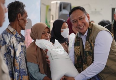 Dirut BULOG Bersama Wakil Ketua DPR RI Tinjau Penyaluran Bantuan Pangan di Karawang, Pastikan Bantuan Diterima Masyarakat
