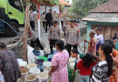 Polres Kuningan Salurkan Bantuan Air Bersih ke Dua Desa yang Dilanda Krisis Air