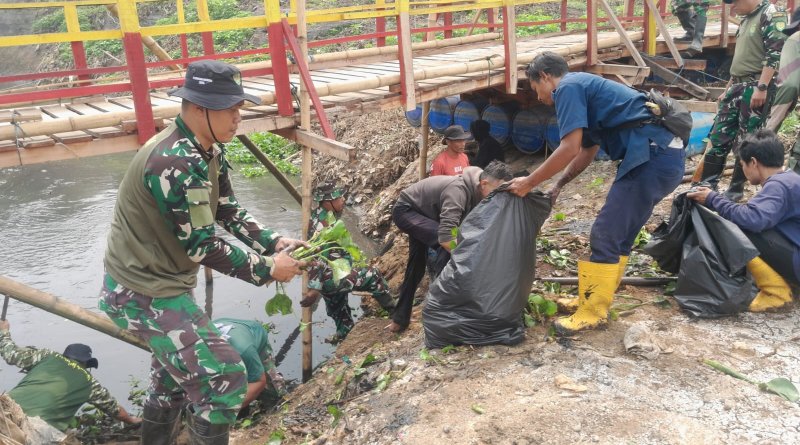 Sungai Tertutup Sampah dan Eceng Gondok, Satgas Citarum Sektor 4 dan PT SMM Gotong Royong Bersihkan Aliran Sungai Cihaur