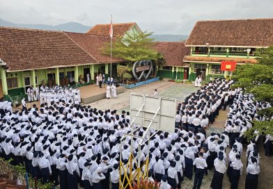 Sat Lantas Polres Kuningan Gelar Program “Polisi Sahabat Pelajar” di SMPN 1 Kadugede, Sosialisasi Tertib Lalu Lintas hingga Anti-Bullying
