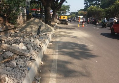 PPK 4.2 Jawa Barat melaksanakan penatan dan perbaikan trotoar ,drainase dan pembatas tengah jalan di ruas Pasteur kota Bandung