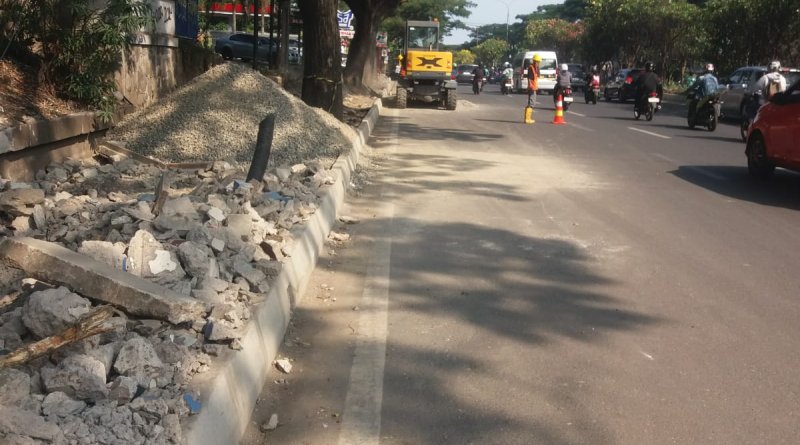 PPK 4.2 Jawa Barat melaksanakan penatan dan perbaikan trotoar ,drainase dan pembatas tengah jalan di ruas Pasteur kota Bandung