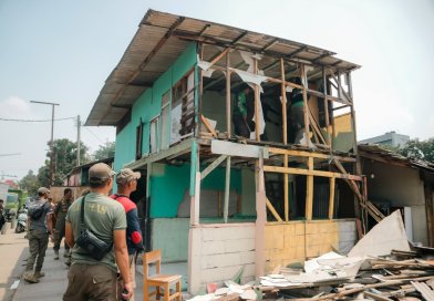 Lewat Pendekatan Humanis, Satpol PP Tertibkan 4 Bangunan Liar di Pasirluyu