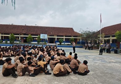 Edukasi Tertib Berlalu Lintas Sejak Dini, Sat Lantas Polres Kuningan Gelar Program Polisi Sahabat Generasi Muda di SMPN 1 Selajambe