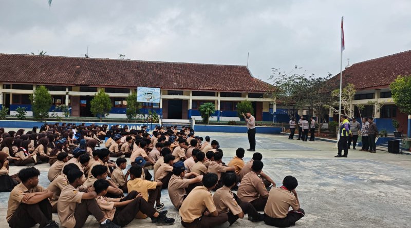 Edukasi Tertib Berlalu Lintas Sejak Dini, Sat Lantas Polres Kuningan Gelar Program Polisi Sahabat Generasi Muda di SMPN 1 Selajambe