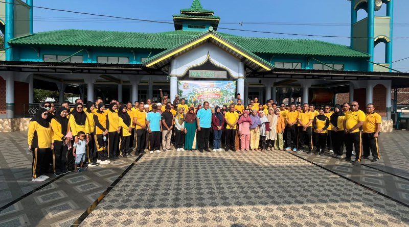 Wujudkan Lingkungan Asri dan Sehat, Wakapolres Kuningan Pimpin Jumat Bersih Bersama Warga di Masjid Desa Ragawacana
