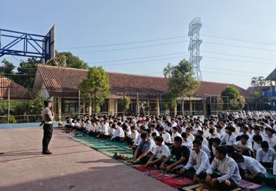 Tingkatkan Kesadaran Tertib Lalu Lintas dan Cegah Balap Liar, Sat Lantas Polres Kuningan Gelar “Police Goes to School” di SMAN 1 Mandirancan